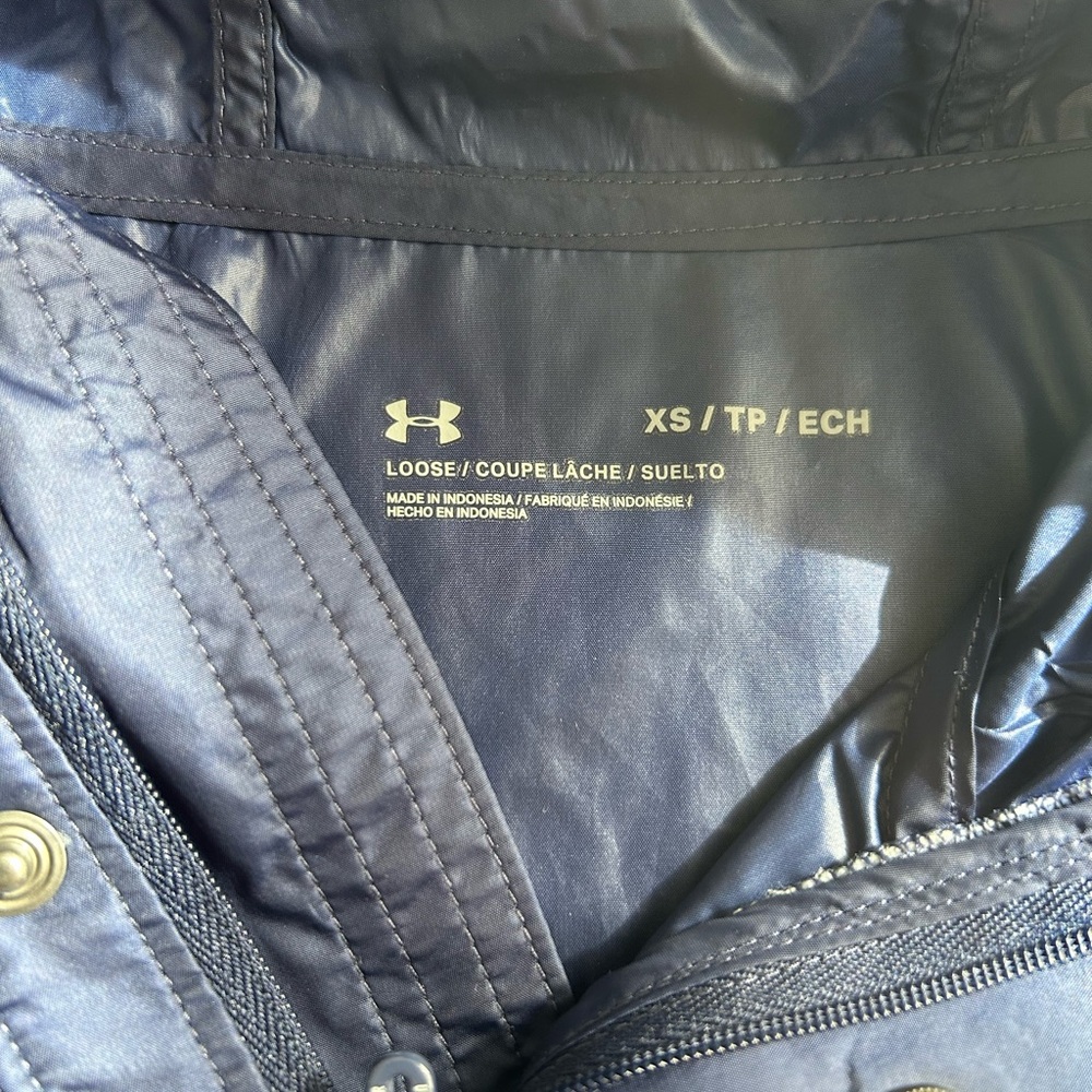 Under Armour W Light Weight Wind Jacket - Picture 5 of 7